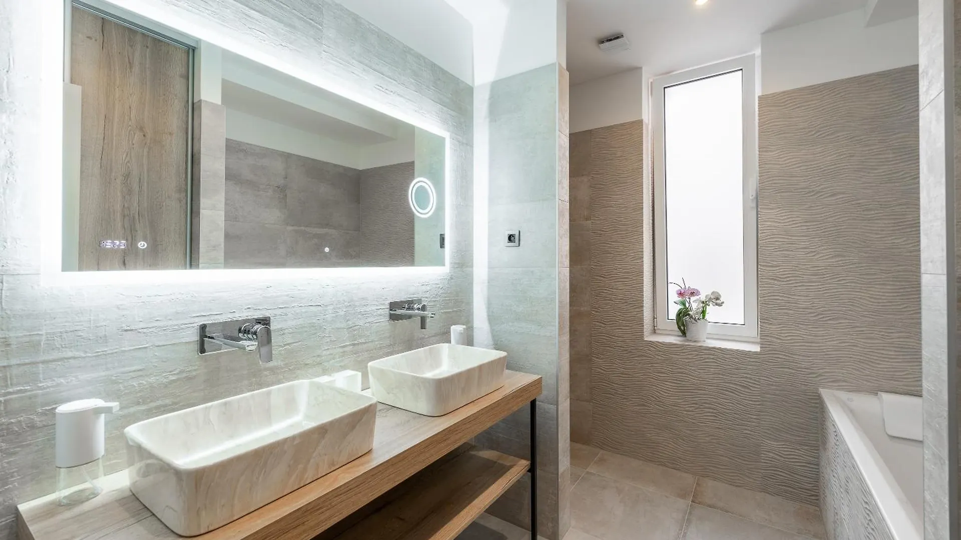 Luxury Apartment With A Balcony And A Terrace 프라하